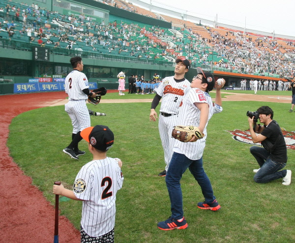 조성환 은퇴 기념구 투척